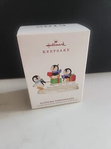 Hallmark Schlitten Shenanigans 3 Pinguine auf Schlitten Andenken Ornament 2019 - Bild 1 von 3