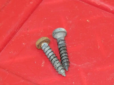 Juego de tornillos de retención de luz trasera Isuzu Trooper 1992-2002 OEM 94 95 96 97 98 99 00 01 Foto 1 de 2