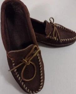 Minnetonka dunkelbraune Wildleder Mokassins mit harter Sohle neu Größe 7 - Bild 1 von 10