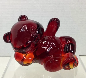 Statuina vintage Fenton Art vetro rosso rubino orso reclinabile con adesivo made in USA - Foto 1 di 8