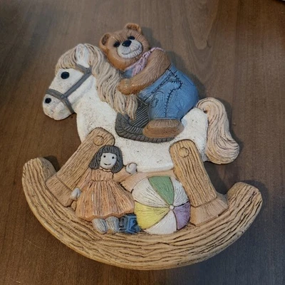 Placa de pared infantil vintage 1986 Frankies Designs decoración con oso en caballo mecedor Foto 1 de 4