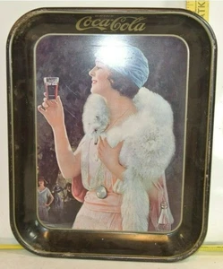Coca-Cola Serviertablett 70er Jahre mit Flapper Girl rosa Kleid Coke 13 x 11 - Bild 1 von 10