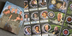 Stargate sg-1 season 8, Rittenhouse – 9 autos, 8 costumes, relic, case topper ++ - Picture 1 of 24
