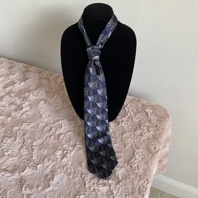 Corbata Daniel Hechter Azul Marino Geo con Detalle Dorado 100% Seda 58" Foto 1 de 4