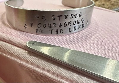 Pulsera de aluminio estampada a mano - Sé fuerte y valiente en el Señor  Foto 1 de 3