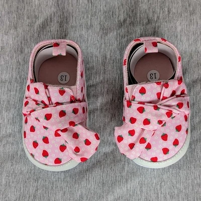 Sapatos para bebês meninas tamanho 13 estampa de morango novo com etiquetas - Imagem 1 de 4