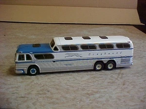 CORGI VINTAGE BUS LINES GM4501 GREYHOUND SCENIC CRUISER PITTSBURGH - 1/50 Scale - Picture 1 of 6