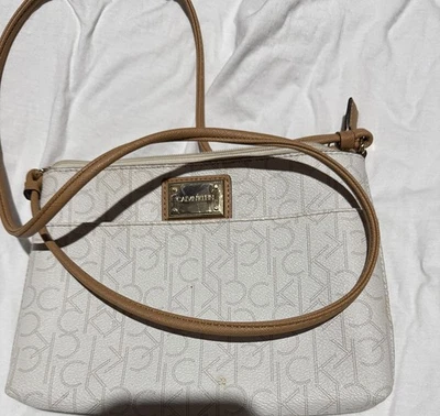 Bolso Bandolera Calvin Klein Beige Monograma Marrón Correa Logo Placa Cartera Pequeña Foto 1 de 4