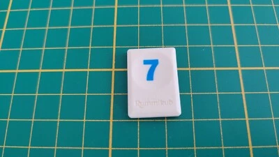 Tuile chiffre 7 bleu jeu Rummikub rami des chiffres jeu de voyage Hasbro C68 - Photo 1/2