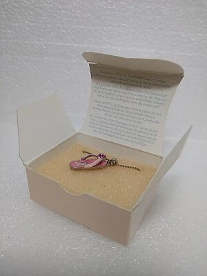 AVON BREAST CANCER CRUSADE FLIP FLOP NECKLACE 2007 NIB - Image 1 of 4