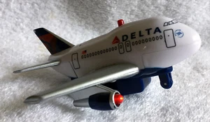 Toytech Delta Airlines Rückzugsflugzeug mit Licht und Sounds 4 Zoll lang - Bild 1 von 5