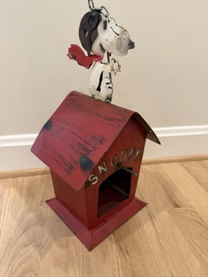 Casa para pájaros de metal única en su clase Cacahuetes casa para perros SNOOPY Foto 1 de 4