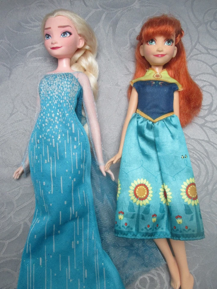 Barbiepuppen: Anna und Elsa, bekleidet - Bild 1 von 3