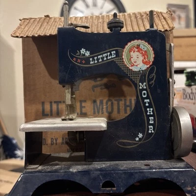 Máquina de coser de juguete controlada a mano Little Mother de colección, azul, mecanismo incautado Foto 1 de 4