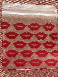 100 SMALL BAGGIES 1515 1.5" X 1.5" MINI Resealable POLY DESIGNER BAGS RED LIPS - Picture 1 of 12