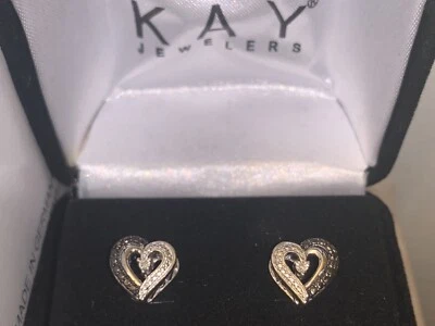 *ENCANTADORES* Pendientes de diamantes blancos y negros en forma de corazón de plata esterlina Kay Jewelers Foto 1 de 4