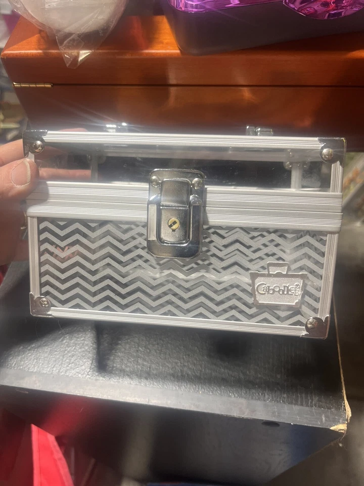 Estuche Tren Caboodles Acrílico Transparente, Metal Con Patrón Línea Zig Zag 7x5x5 Foto 1 de 4