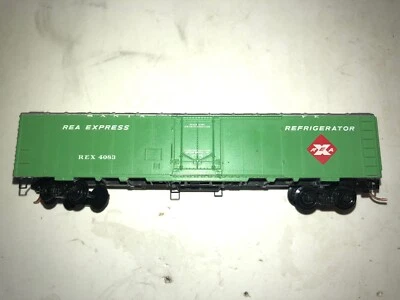 Micro-Trains REA EXPRESS #4083 50’ Plug Door Reefer.  - Image 1 of 4