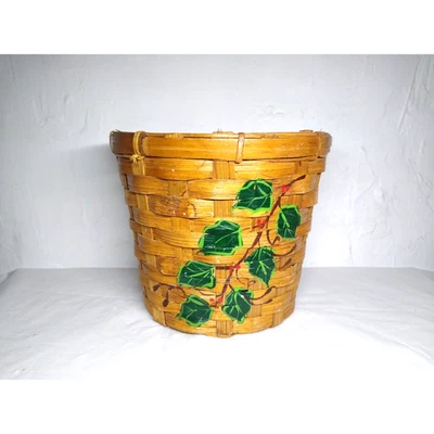 Cesta redonda banda tejida de mimbre marrón claro/medio con diseño pintado de bayas de acebo Foto 1 de 4