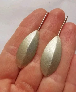 Sterling Silver Brushed Effect Dangle Earrings R99 - Foto 1 di 2