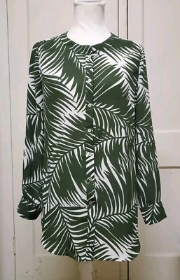 Blusa semisheer English Laundry para mujer manga enrollable con botones, estampado de palmas  Foto 1 de 4