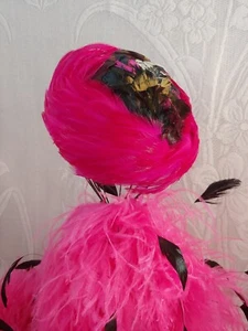 VTG 1960's WOMEN'S HAT🌺 FEATHERS BRIGHT PINK SWIRL SLEEK ONE SIZE RETRO - Picture 1 of 11