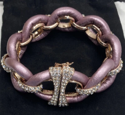Brazalete de tela de diamantes rosas Joan Boyce Foto 1 de 4