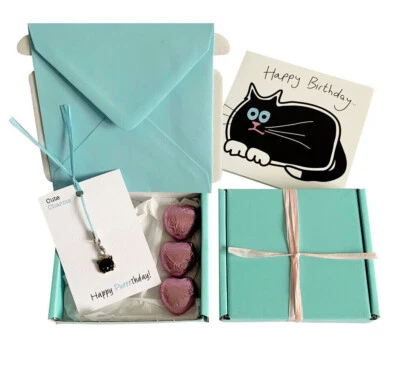 DIGG DESIGN Piccoli regali! COMPLEANNO. Charm Gatto Nero, Biglietto Compleanno, 3 x Cioccolatini + Confezione Regalo.
