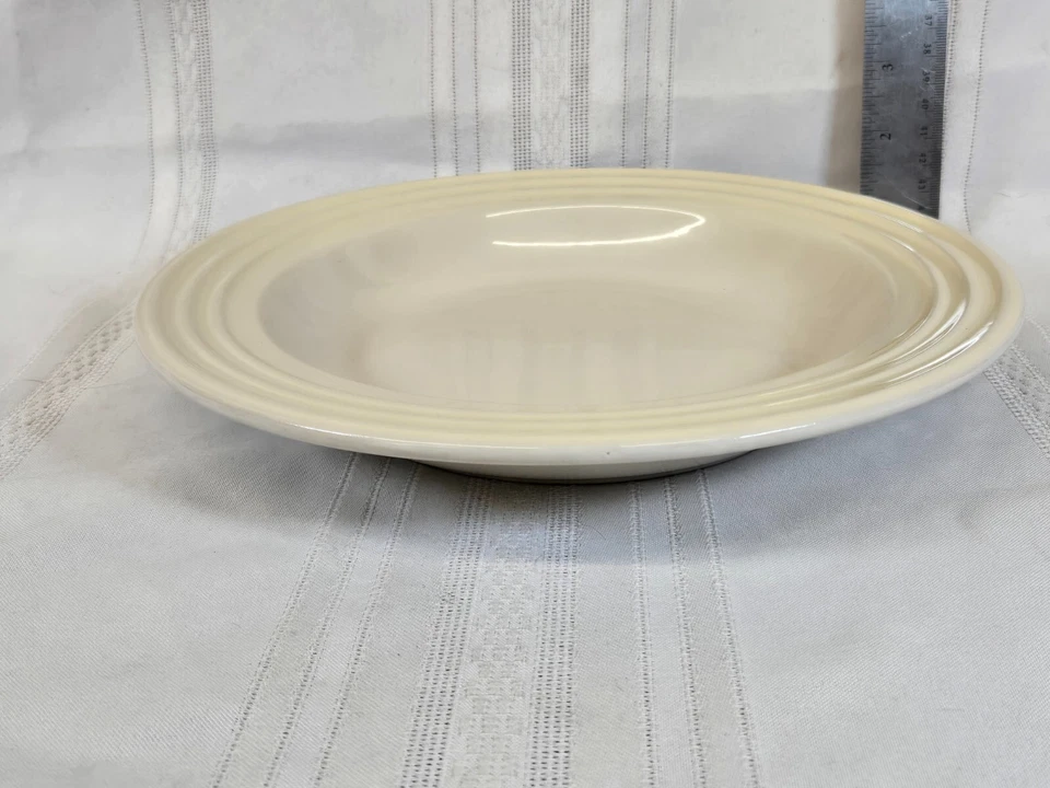Cuenco de sopa/pasta con borde de 10" Le Creuset crema marfil Foto 1 de 4