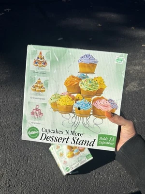 Soporte de postre Wilton Cupcakes N' More para exhibición de fiestas de metal, tiene capacidad para 13 cupcakes Foto 1 de 2