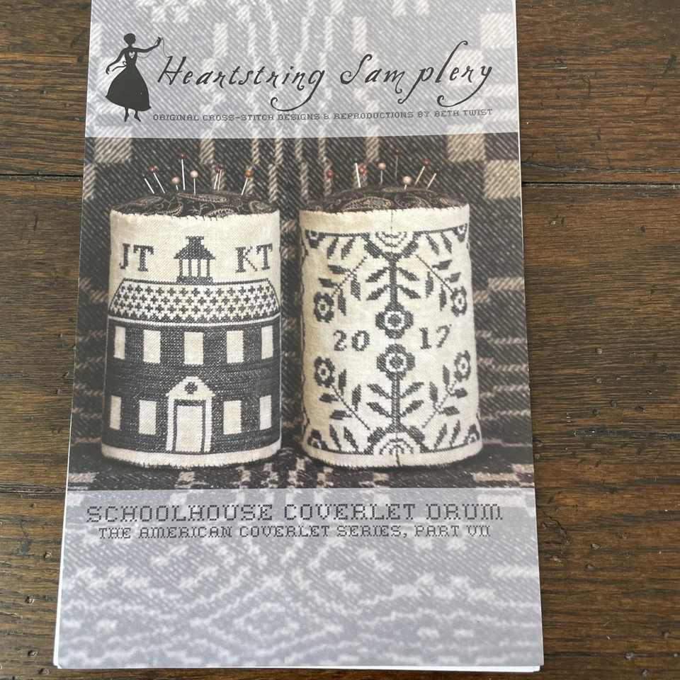 Tambor Coverlet Schoolhouse de Heartstring Samplery patrón de punto de cruz Foto 1 de 1