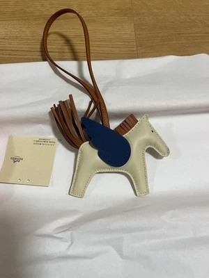 Nuevo HERMÈS Rodeo Pegasus PM Charm White Body Navy Wings - Imagen 1 de 2