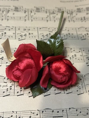 Sombrero de sombrerería vintage rosas rojas flores terciopelo y satén Foto 1 de 4