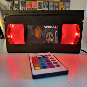 Scream Ghostface USB LED VHS Cinta Lámpara Regalo Cumpleaños Luz Retro Película de Terror - Imagen 1 de 14