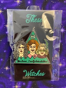 Wizarding Trunk These Witches Pin + The Dark Market Spickzettel NEU - Bild 1 von 4