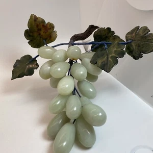 Vintage Hard Stone Fruit Jade Grape Cluster Grapes Green Excellent Condition - Picture 1 of 10