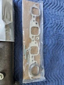 New Right Exhaust Manifold Kit For 1988-1995 Chevrolet C1500 GMC K3500 W/ Gasket - Picture 1 of 12