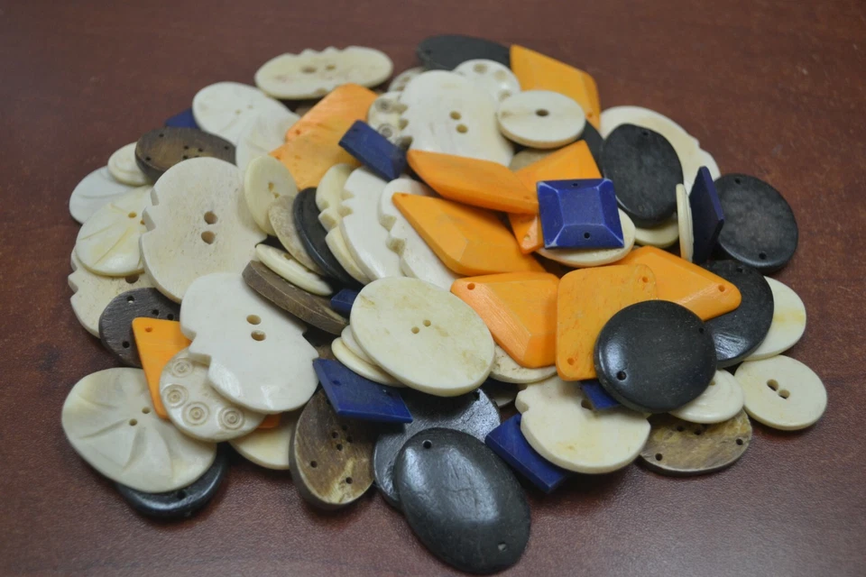 200 PCS ASSORT MIX STRIPE BUFFALO BONE SEWING BUTTONS #H-3 - Image 1 of 1