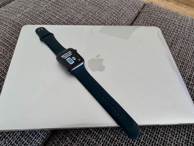 Apple Watch Series 6 44mm Space Grau Aluminiumgehäuse mit Schwarz Sportarmband  - Bild 1 von 4