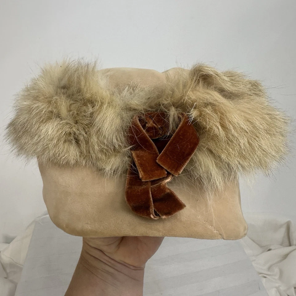 Sombrero de piel beige vintage para mujer hecho en unión con lazo de terciopelo y encaje en el interior Foto 1 de 4