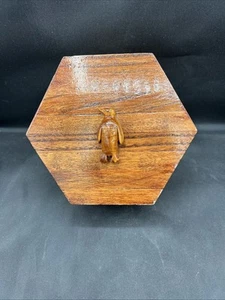 Caja de baratijas de madera vintage con pestillo y tapa con bisagras y pingüino tallado - Imagen 1 de 6