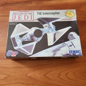 1983 Star Wars Il Ritorno dello Jedi TIE Interceptor / Tie Fighter SNAP Model kit - Foto 1 di 15