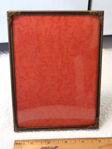 Vintage 7x5 Messing Gold Metall Fotorahmen Konvex Glas 7" x 5" Ständer - Bild 1 von 3