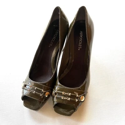 Tacones sin cordones de charol en aerosol con punta abierta talla 8,5 ajuste cómodo usados en excelente estado Foto 1 de 4