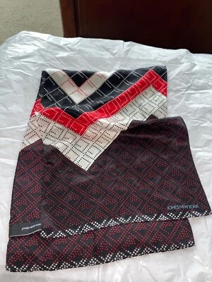 BUFANDA RECTANGULAR 100 % SEDA VINTAGE AÑOS 90 JONES NUEVA YORK ROJO/NEGRO/BLANCO PRECIOSA Foto 1 de 4