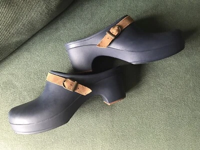 Zuecos para mujer talla 9 Crocs Sarah Mule azules con correas de gamuza tostadas nuevos sin etiquetas Foto 1 de 2