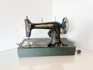 Antike rotierende Standard Nähmaschine um 1900 Co. tragbar mit Aufsätzen - Bild 1 von 24