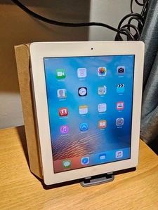 10" Apple iPad 2 16GB Wi-Fi White - with tan leather Smart Cover bundle - Picture 1 of 5