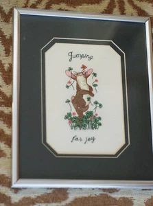 Jumping for Joy Hase Kaninchen Nadelspitze Bild gerahmt 8x10 Blumen Kinderzimmer - Bild 1 von 5