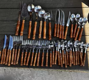 Lote de 50 piezas de cubiertos de acero inoxidable de colección mango de madera Taiwán con piezas para servir - Imagen 1 de 12